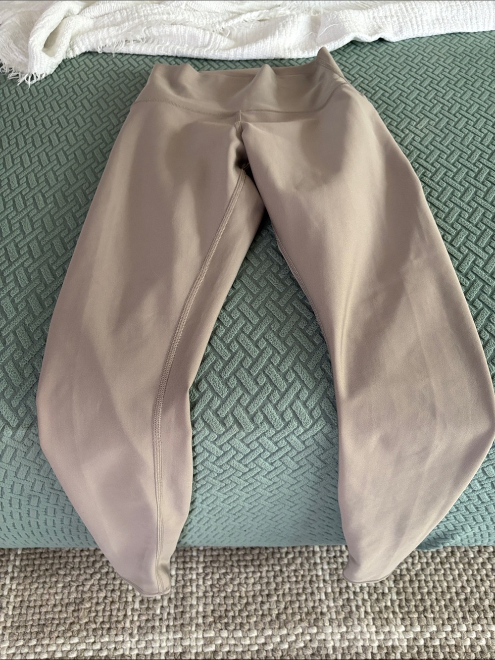 ALO Yoga High-Rise Leggings in Beige Taupe - Picture 4 of 4